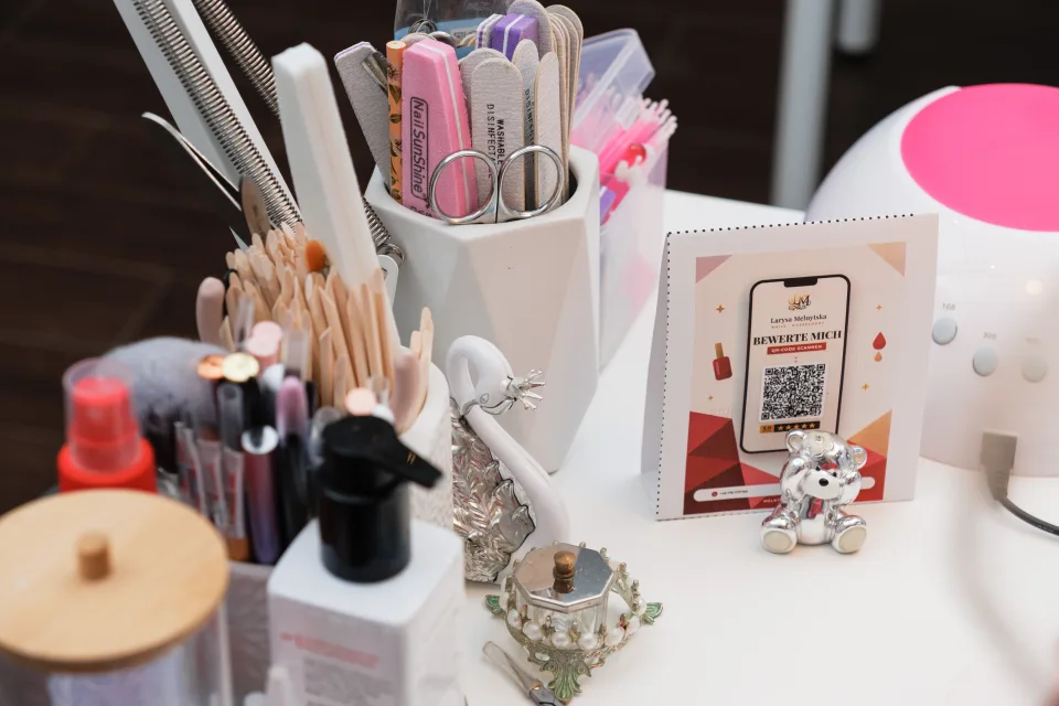 Feilen, Scheren und Pflegeprodukte für die Maniküre im Nagelstudio Larysa Melnytska Nails