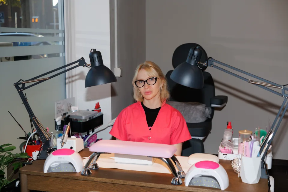 Nageldesignerin Larysa Melnytska an ihrem Arbeitsplatz in Düsseldorf