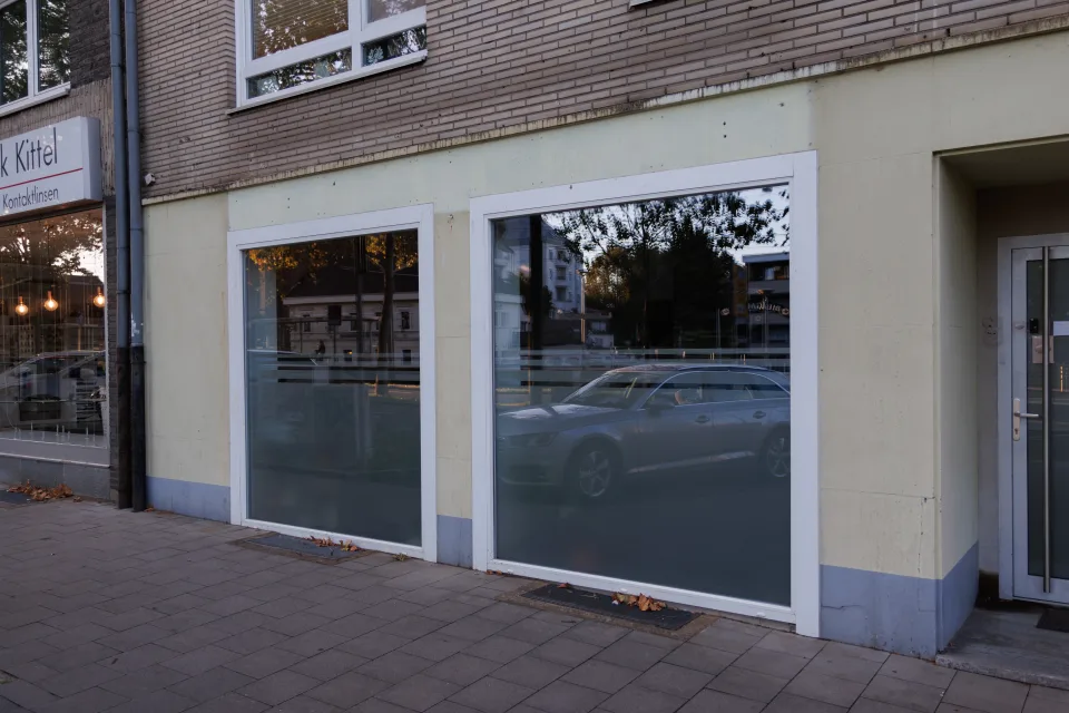 Außenansicht des Nagelstudios am Nikolaus-Knopp-Platz in Düsseldorf