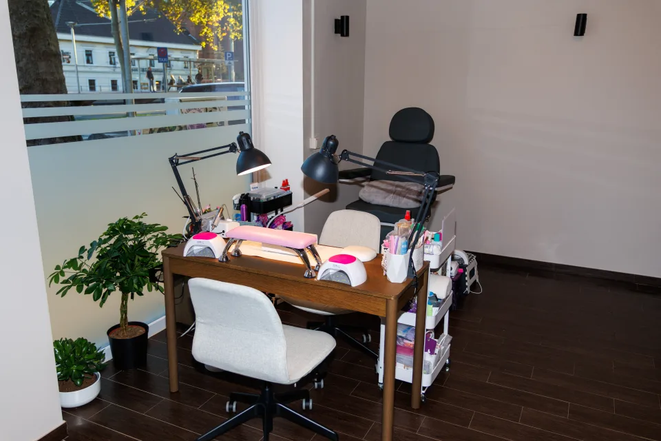 Heller Arbeitsplatz für Maniküre und Nageldesign im Düsseldorfer Nagelstudio